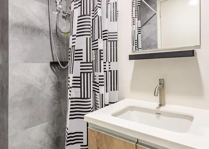 Kajas Luxe At Primeworld District Near Mactan-cebu International Airport Aparthotel